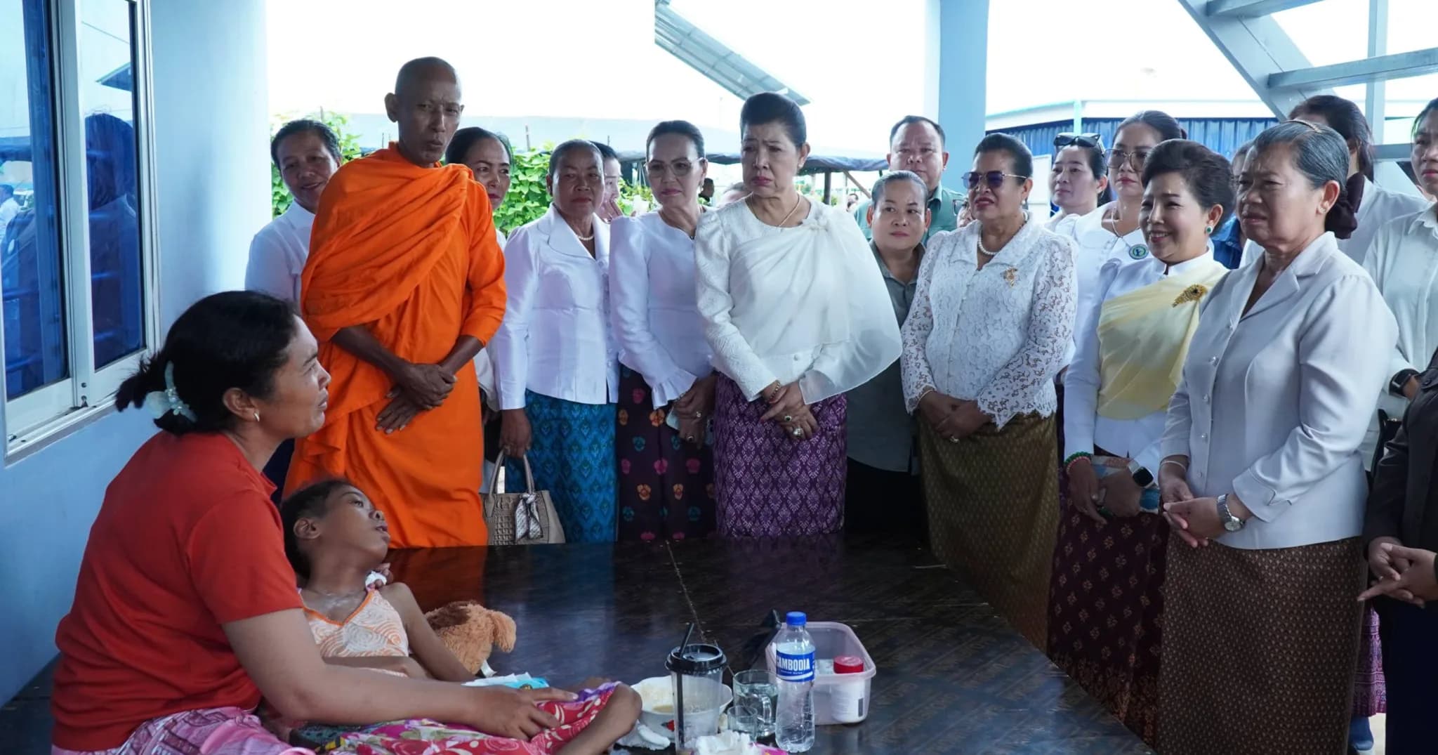 សម្តេចកិត្តិយសសង្គហបណ្ឌិត ម៉ែន សំអន និងលោកជំទាវ ម៉ៅ ម៉ាល័យ កែគឹមយ៉ាន អញ្ជើញចុះសួរសុខទុក្ខ និងនាំយកអំណោយចែកជូនប្រជាពលរដ្ឋនៅភូមិរងចាំ ខេត្តបន្ទាយមានជ័យ
