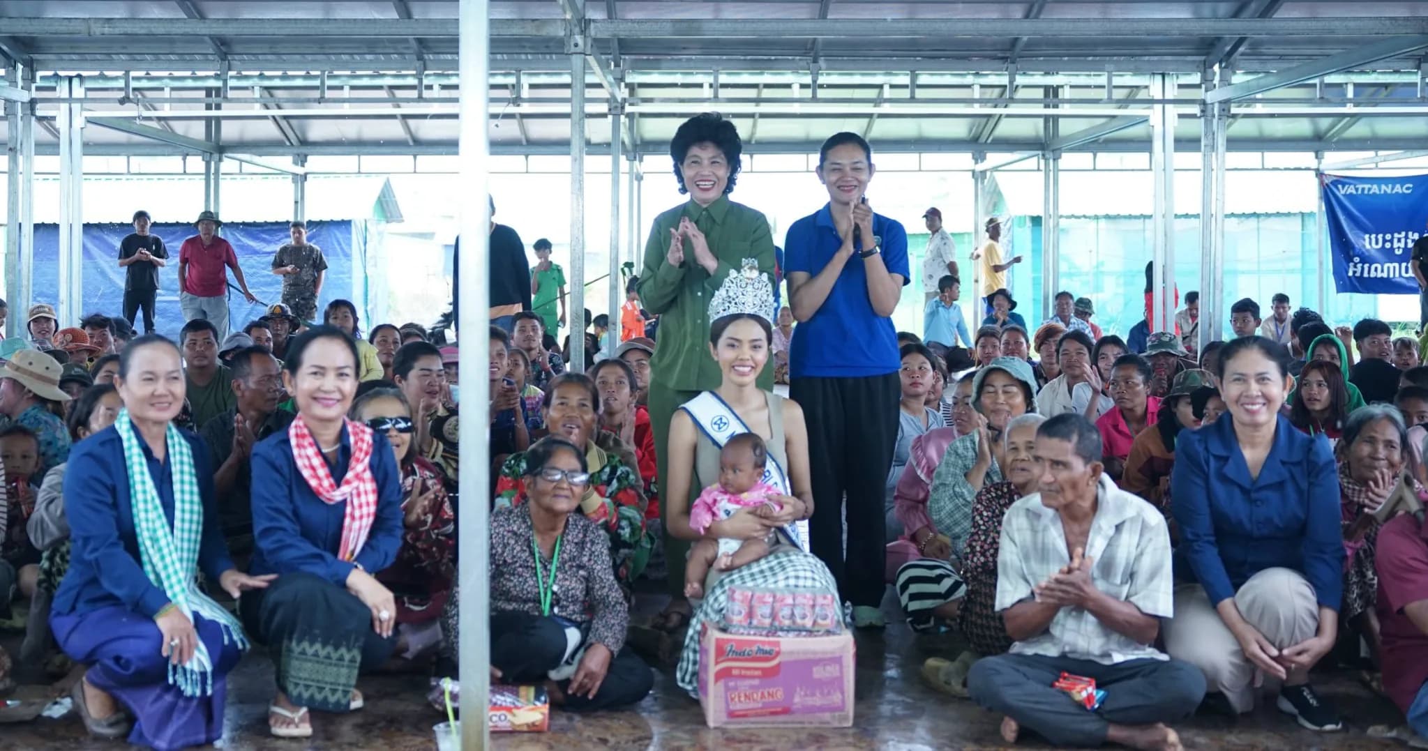 លោកជំទាវ ញ៉ែម មរកត ដឹកនាំក្រុមការងារ និង Miss World Cambodia 2026 ចុះសួរសុខទុក្ខ និងនាំយកអំណោយដ៏ថ្លៃថ្លារបស់ក្រុមហ៊ុនហាងលក់មាសពេជ្រ CSNJ របស់លោកឧកញ៉ា ចិន សំណាង និងលោកជំទាវ ចែកជូនប្រជាពលរដ្ឋនៅស្រុកស្វាយចេក ខេត្តបន្ទាយមានជ័យ