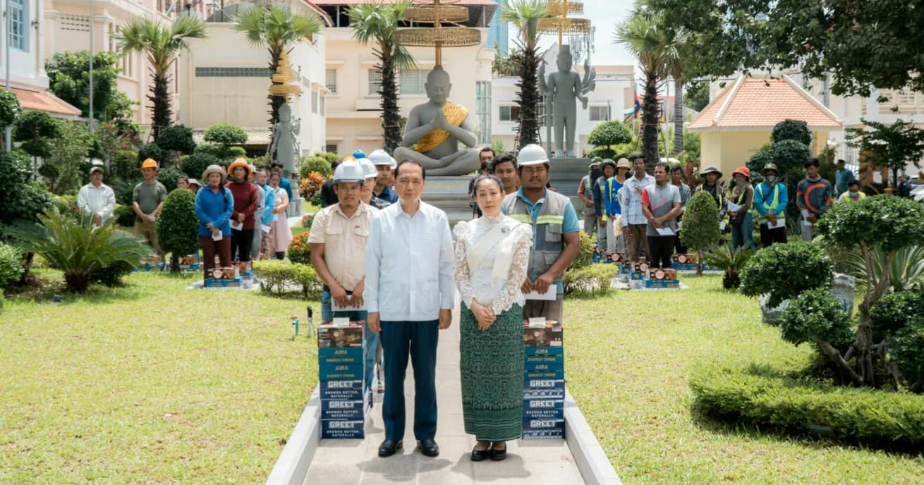 ឯកឧត្តម នេត្រ ភក្ត្រា និងលោកជំទាវ ទុយ សិរីរតនៈ អញ្ជើញជួបសំណេះសំណាល និងចែកអំណោយដល់កម្មករសាងសង់អគារ និងផ្លូវក្នុងទីស្តីការក្រសួងព័ត៌មាន