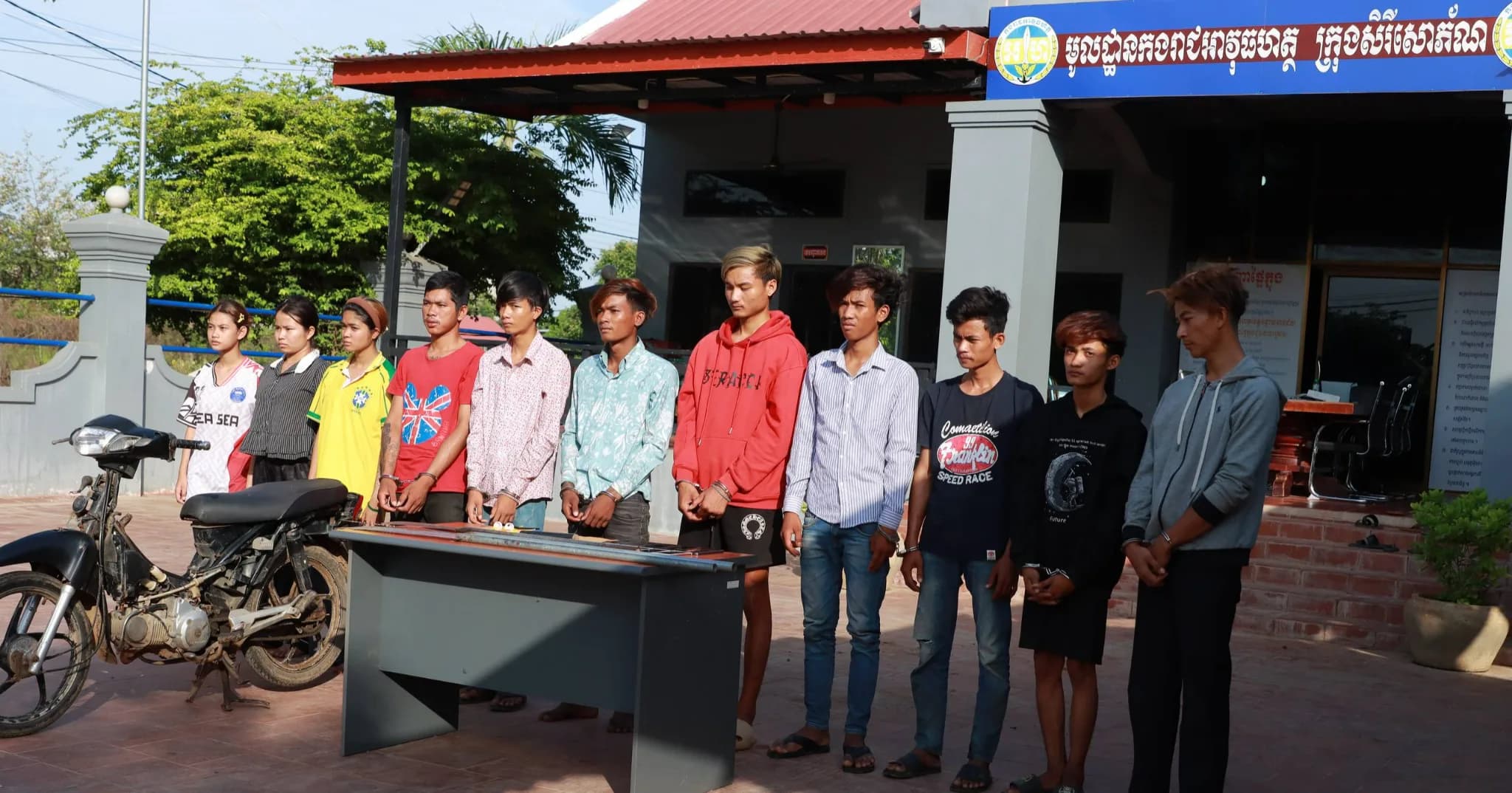 កងរាជឣាវុធហត្ថខេត្តបញ្ជូនជនសង្ស័យ១១នាក់ ទៅសាលាដំបូងខេត្តឣនុវត្តតាមនីតិវិធី ពាក់ព័ន្ធករណីសន្និធិអាវុធសម្រាប់ប្រហារផ្សេងៗ និងប្រើប្រាស់ដោយខុសច្បាប់នូវសារធាតុញៀន