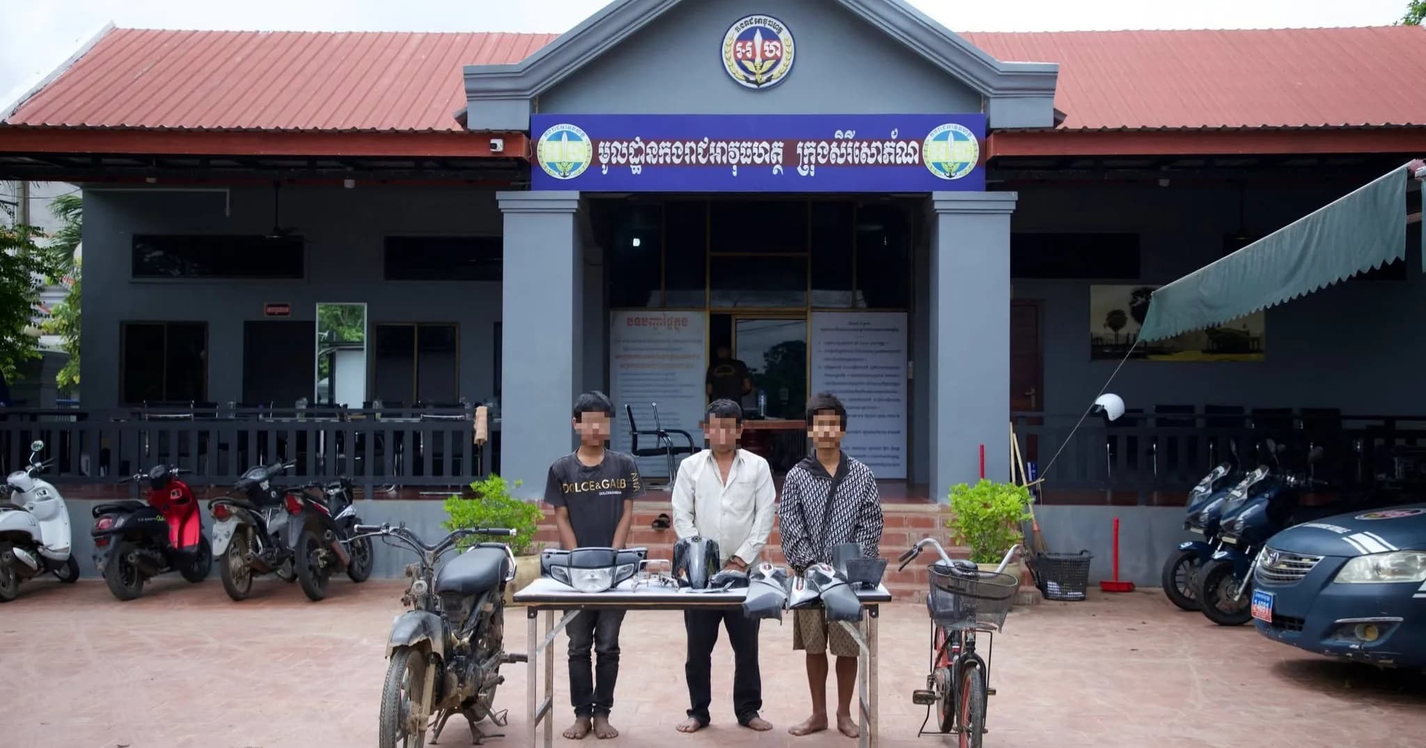 កងរាជឣាវុធហត្ថខេត្តបញ្ជូនជនសង្ស័យ៣នាក់ ទៅសាលាដំបូងខេត្តឣនុវត្តតាមនីតិវិធី ពាក់ព័ន្ធករណីលួច  (ម៉ូតូ) និងប្រើប្រាស់ដោយខុសច្បាប់នូវសារធាតុញៀន...