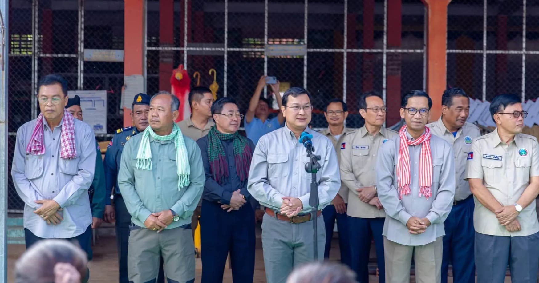 ឯកឧត្តម ឌិត ទីណា រដ្ឋមន្ត្រីក្រសួងកសិកម្ម អញ្ជើញចែកស្រូវពូជដល់ប្រជាពលរដ្ឋរងគ្រោះដោយទឹកជំនន់នៅស្រុកមង្គលបូរី និងក្រុងសិរីសោភ័ណ