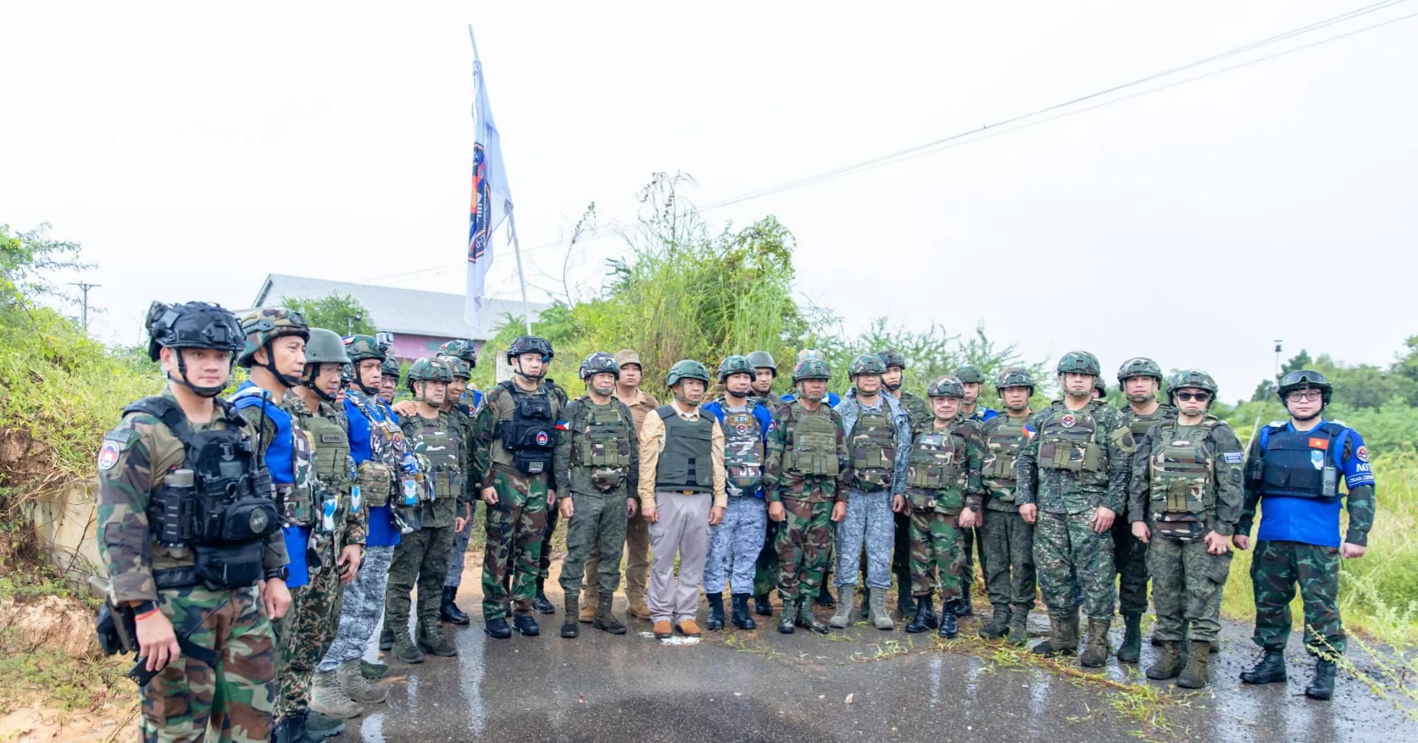 ក្រុមអ្នកសម្របសម្រួល (CLG) នៃព្រះរាជាណាចក្រកម្ពុជា បានសម្របសម្រួលជូន ឯកឧត្តម នាយឧត្តមសេនីយ៍ ANTONIO G NAFARRETE សេនាធិការកងទ័ពហ្វីលីពីន ចុះពិនិត្យស្ថានភាពជាក់ស្តែងនៅតំបន់ច្រកបឹងត្រកួន ខេត្តបន្ទាយមានជ័យ
