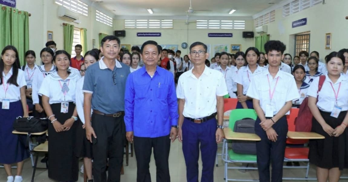ប្អូនៗថ្នាក់ទី១២ នៃវិទ្យាល័យ ហ៊ុនសែន ខ្លាកូន ទទួលការផ្តល់បទពិសោធន៏ អប់រំ និងដាក់គោលដៅនៃកាសិក្សារៀនសូត្រពីលោក យឹម សំណាង អភិបាលរងខេត្តបន្ទាយមានជ័យ