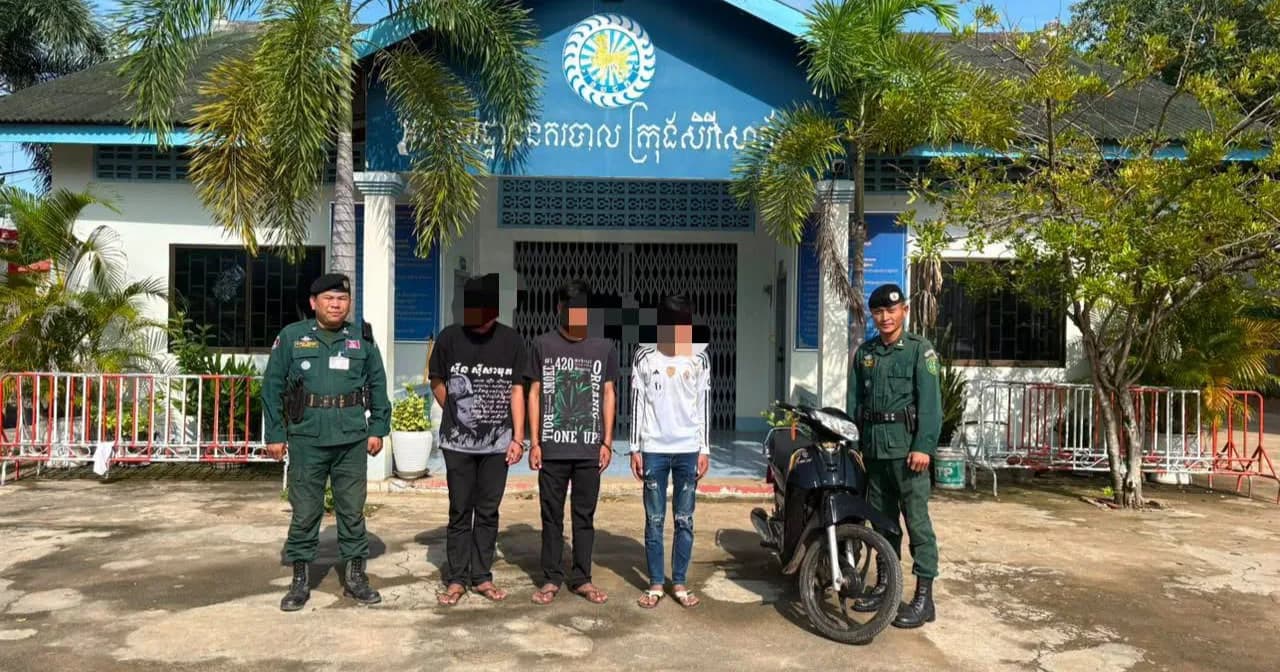ក្មេងទំនើងចំនួន៣នាក់ នាំមកសាកសួរករណីជិះម៉ូតូធាក់ម៉ូតូកូនសិស្សចេញពីសាលារៀន ស្ថិតនៅសង្កាត់កំពុងស្វាយ ក្រុងសិរីសោភ័ណ