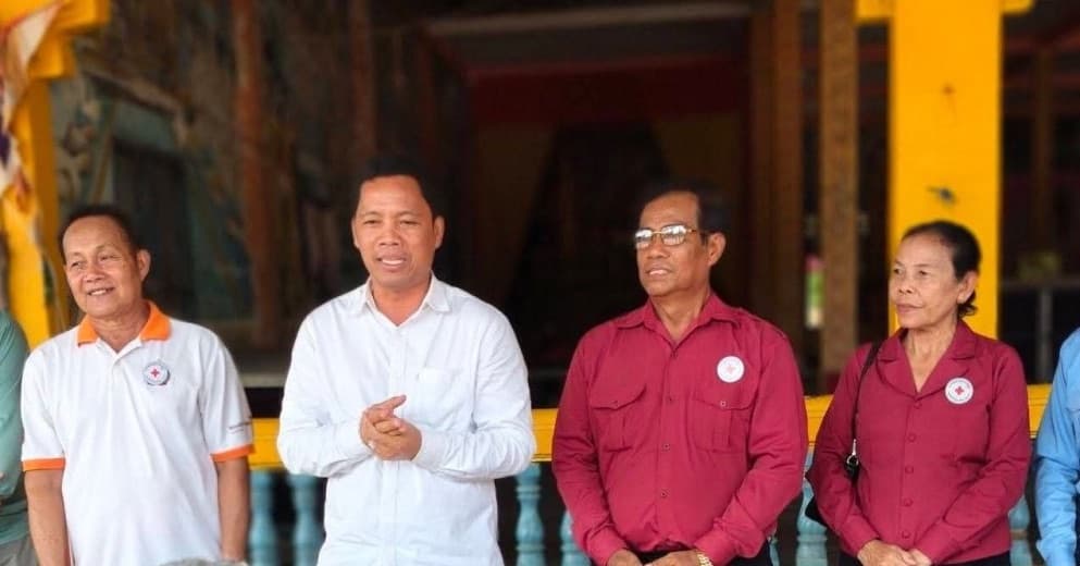 ស្មារតីមនុស្សធម៌ឥតរើសអើង! អនុសាខាកាកបាទក្រហមស្រុកព្រះនេត្រព្រះ នាំយកអំណោយ និងសាររំលែកទុក្ខចុះដល់ផ្ទះពលរដ្ឋខ្វះខាត