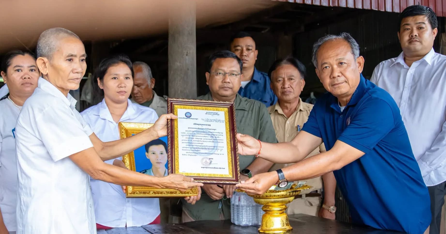 ឯកឧត្តម អ៊ុំ រាត្រី បាននាំយកថវិការបស់សមាគមអតីតយុទ្ធជន និងនិវត្តជន ចូលរួមបុណ្យសពចំនួន៥សព ក្នុង៣ក្រុង-ស្រុក