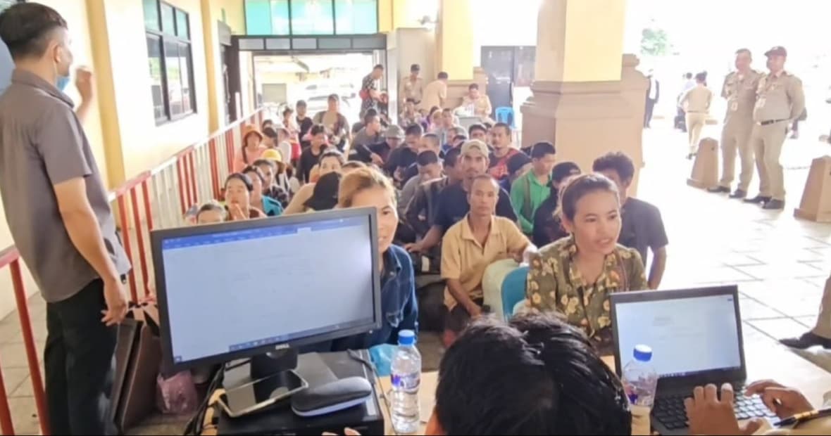 អាជ្ញាធរក្រុងប៉ោយប៉ែត ទទួលពលករខ្មែរចំនួន ៥៧នាក់ ពីសមត្ថកិច្ចថៃ