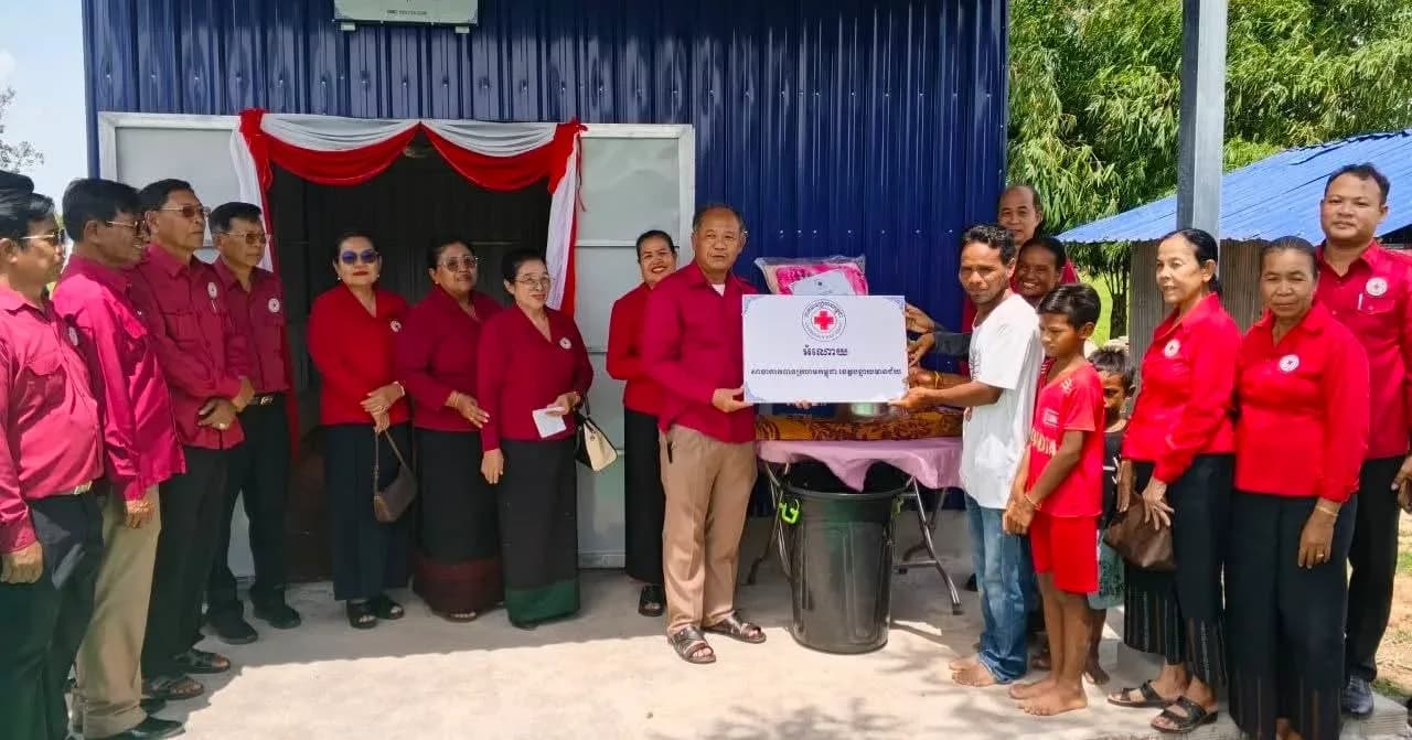 សាខាកាកបាទក្រហមកម្ពុជា ខេត្តបន្ទាយមានជ័យ បានប្រគល់ផ្ទះ៣ខ្នង ដល់ប្រជាពលរដ្ឋមានជីវភាពខ្វះខាតជួបការលំបាកមិនមានលទ្ធភាពសាងសង់នៅមូលដ្ឋានឡើងវិញបន្ទាប់ពីរងផលប៉ះពាល់ដោយសារខ្យល់កន្ត្រាក់ នៅស្រុកព្រះនេត្រព្រះ និងស្រុកមង្គលបូរី