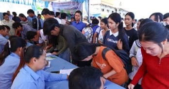 FEATURE អ្នកនាំពាក្យ៖ ក្រសួងបានត្រៀមការងារថ្មី ជូនកម្មករនៃរោងចក្រ៣ នៅបន្ទាយមានជ័យ ដែលប៉ះពាល់ពីការឈ្លានពានរបស់ថៃ ទាំងតាម «១២៩៧»​ និង «ការចុះឈ្មោះ ជូនផ្ទាល់នៅរោងចក្រ»