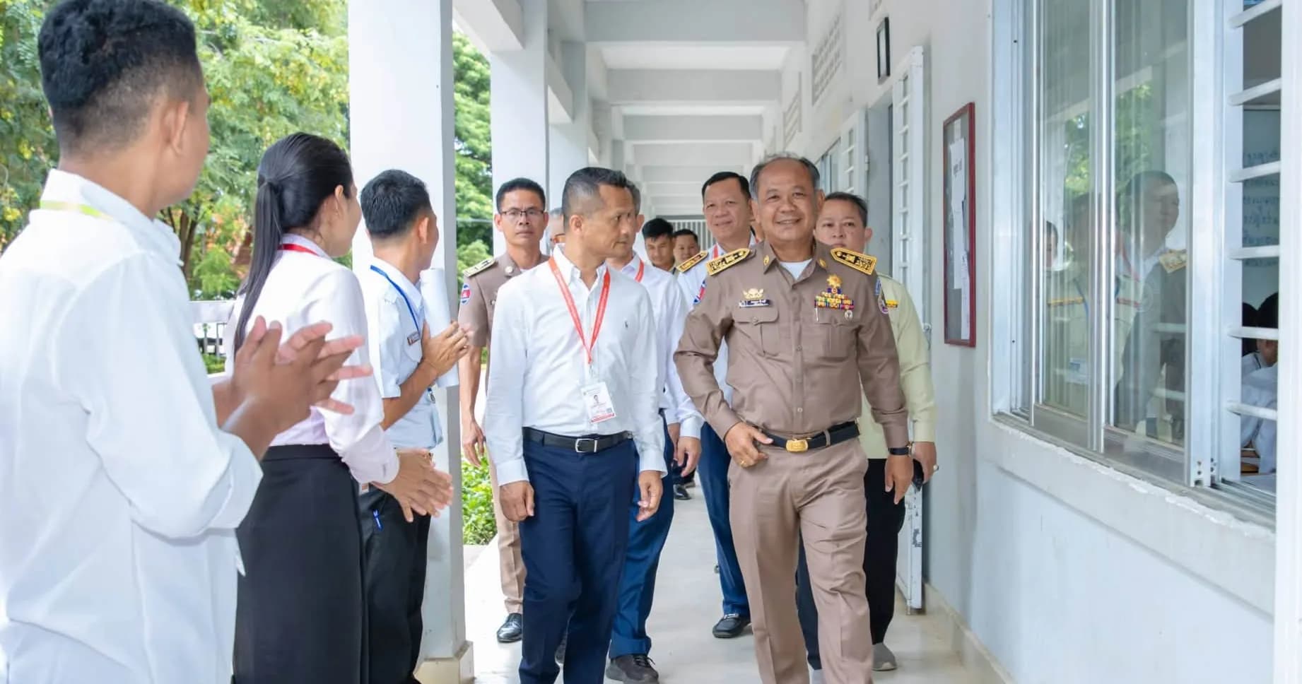 ឯកឧត្ដម​ អ៊ុំ​ រាត្រី​ អភិបាល​ នៃគណៈអភិបាលខេត្តបន្ទាយមានជ័យ  រួមជាមួយ ឯកឧត្តម កុលផេង វឌ្ឍនា អនុរដ្ឋលេខាធិការ ក្រសួងអប់រំ​ យុវជន​ និងកីឡា​ អញ្ជើញ​បេីកវិញ្ញាសារប្រឡង​ មណ្ឌលប្រឡងចំនួន៣​​ ក្នុងខេត្តបន្ទាយមានជ័យ