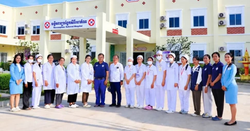 ទោះបីមូលដ្ឋានសុខាភិបាលមួយចំនួនរងផលប៉ះពាល់ដោយទឹកជំនន់ក្តី ក៏មន្ត្រីសុខាភិបាលនៅតែបន្តបម្រើសេវាពិនិត្យ និងព្យាបាលជំងឺជូនប្រជាពលរដ្ឋឱ្យបានទាន់ពេលវេលា