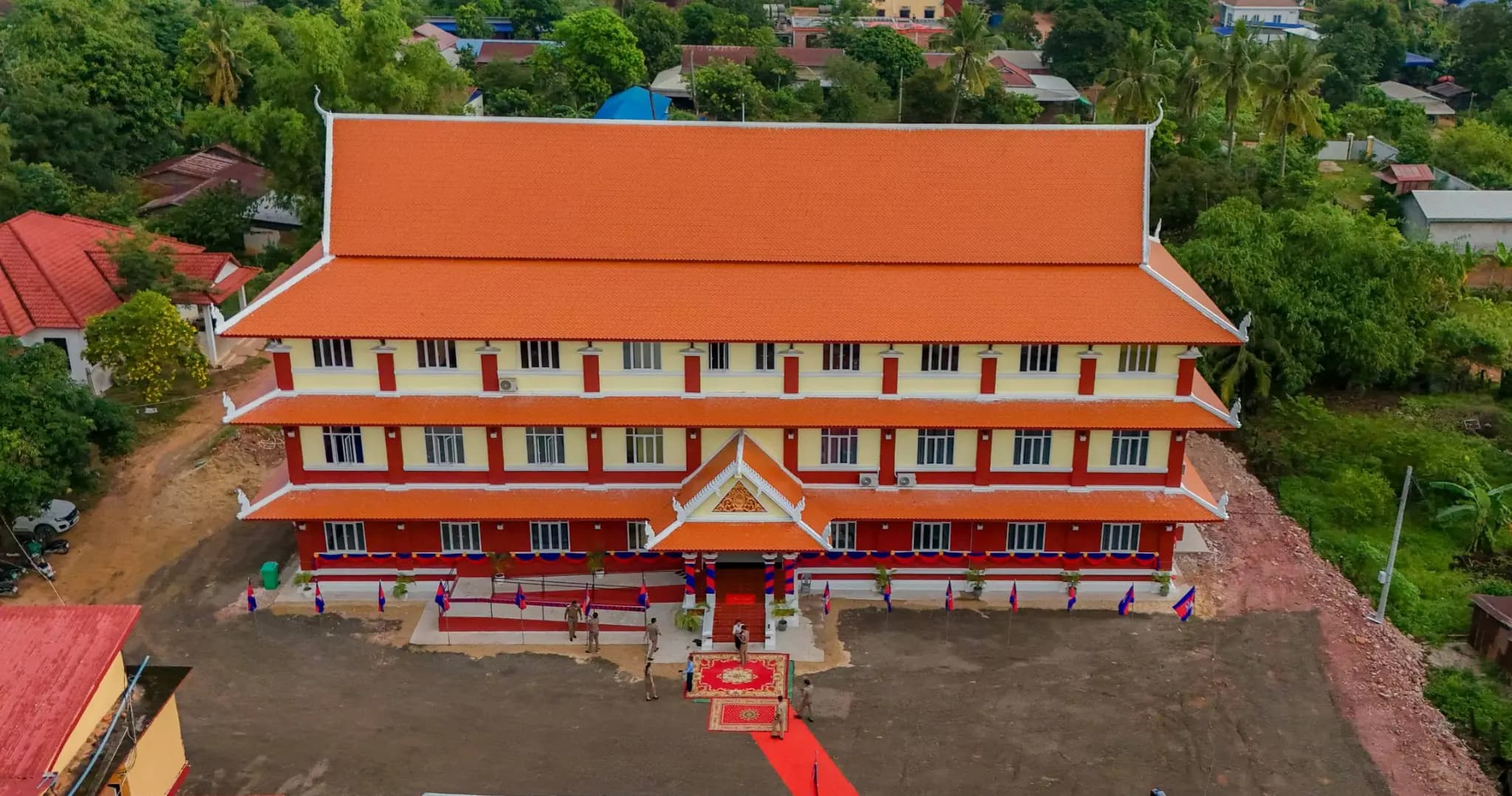 ពិធីសម្ពោធដាក់ឱ្យប្រើប្រាស់ជាផ្លូវការនូវអគាររដ្ឋបាលស្រុកព្រះនេត្រព្រះ ក្នុងខេត្តបន្ទាយមានជ័យ ដើម្បីលើកកម្ពស់ប្រសិទ្ធភាពសេវាសាធារណៈជូនប្រជាពលរដ្ឋ