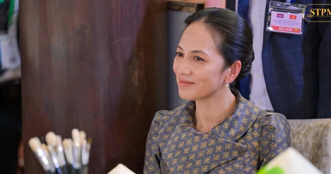 នៅថ្ងៃទី៨ ខែមិថុនា ឆ្នាំ២០២៦ លោកជំទាវ ខេង សំវ៉ាដា ភរិយាឯកឧត្តមឧបនាយករដ្ឋមន្ត្រី ប្រាក់ សុខុន រដ្ឋមន្ត្រីការបរទេស និងសហប្រតិបត្តិការអន្តរជាតិ បានអញ្ជើញអមជំទាវបណ្ឌិត ពេជ ចន្ទមុន្នី ហ៊ុនម៉ាណែត ស្រ្តីទី១ នៃកម្ពុជា
