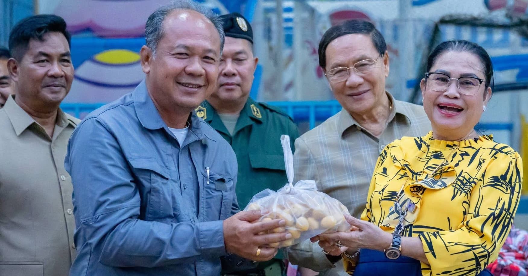 ឯកឧត្តម អ៊ុំ រាត្រី អភិបាលនៃគណៈអភិបាលខេត្ត សូមថ្លែងអំណរគុណចំពោះ ឯកឧត្តមបណ្ឌិត ស៊ាង ប៊ុនលាង រដ្ឋលេខាធិការ ប្រធានក្រុមការងារអចិន្ត្រៃយ៍