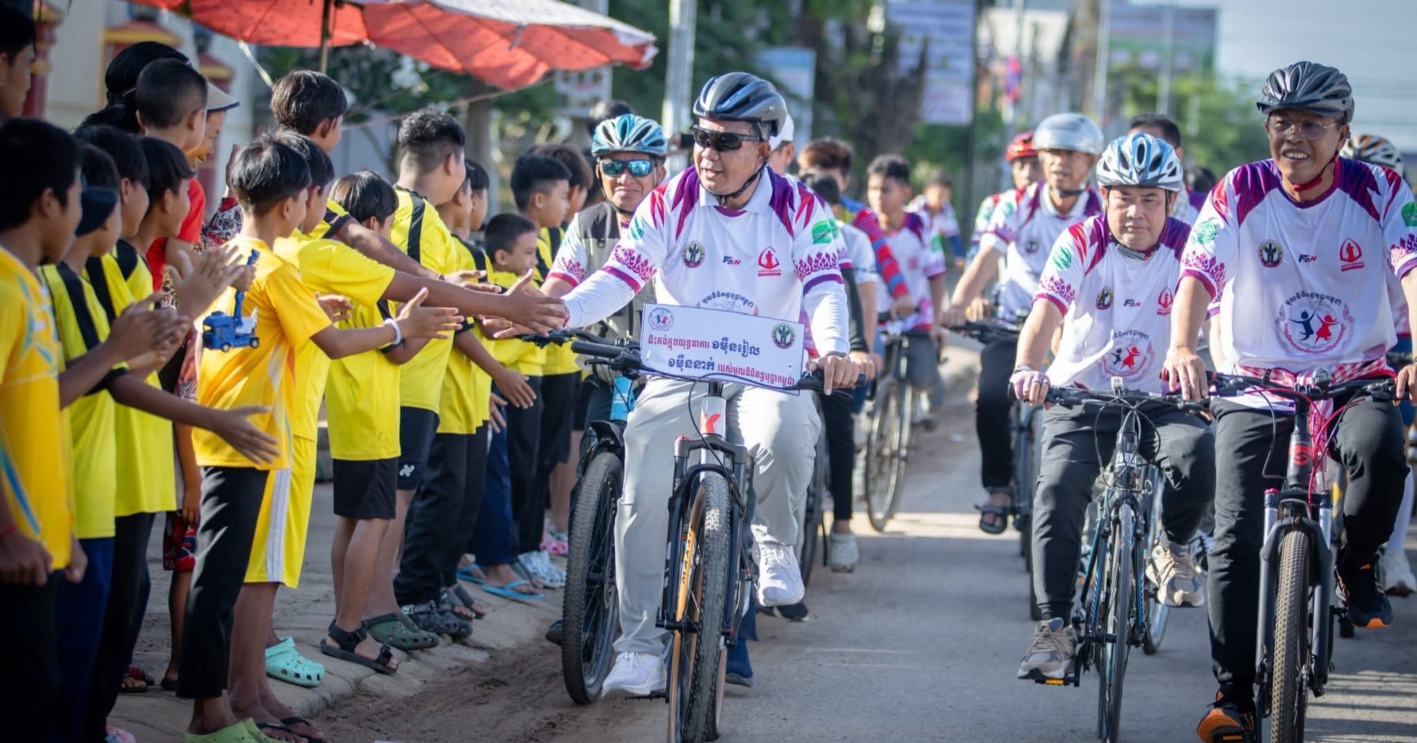 យុទ្ធនាការ "១ម៉ឺនរៀល ១ម៉ឺននាក់" ដើម្បីរៃអង្គាសថវិកាជួយដល់ កុមារកម្ពុជា ដែលកំពុងសម្រាកព្យាបាលនៅមន្ទីរពេទ្យគន្ធបុប្ផាកម្ពុជា។