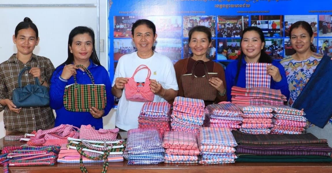 ពិធីបើកវគ្គបណ្ដុះបណ្ដាលស្ដីពី ការផ្លាស់ប្ដូរបទពិសោធន៍លើជំនាញកាត់ដេរ តម្បាញកន្ទេលកក់ ក្រម៉ា និងសម្អាងកាយ ជូនដល់ស្ត្រី និងក្មេងស្រី ក្នុងខេត្តបន្ទាយមានជ័យ