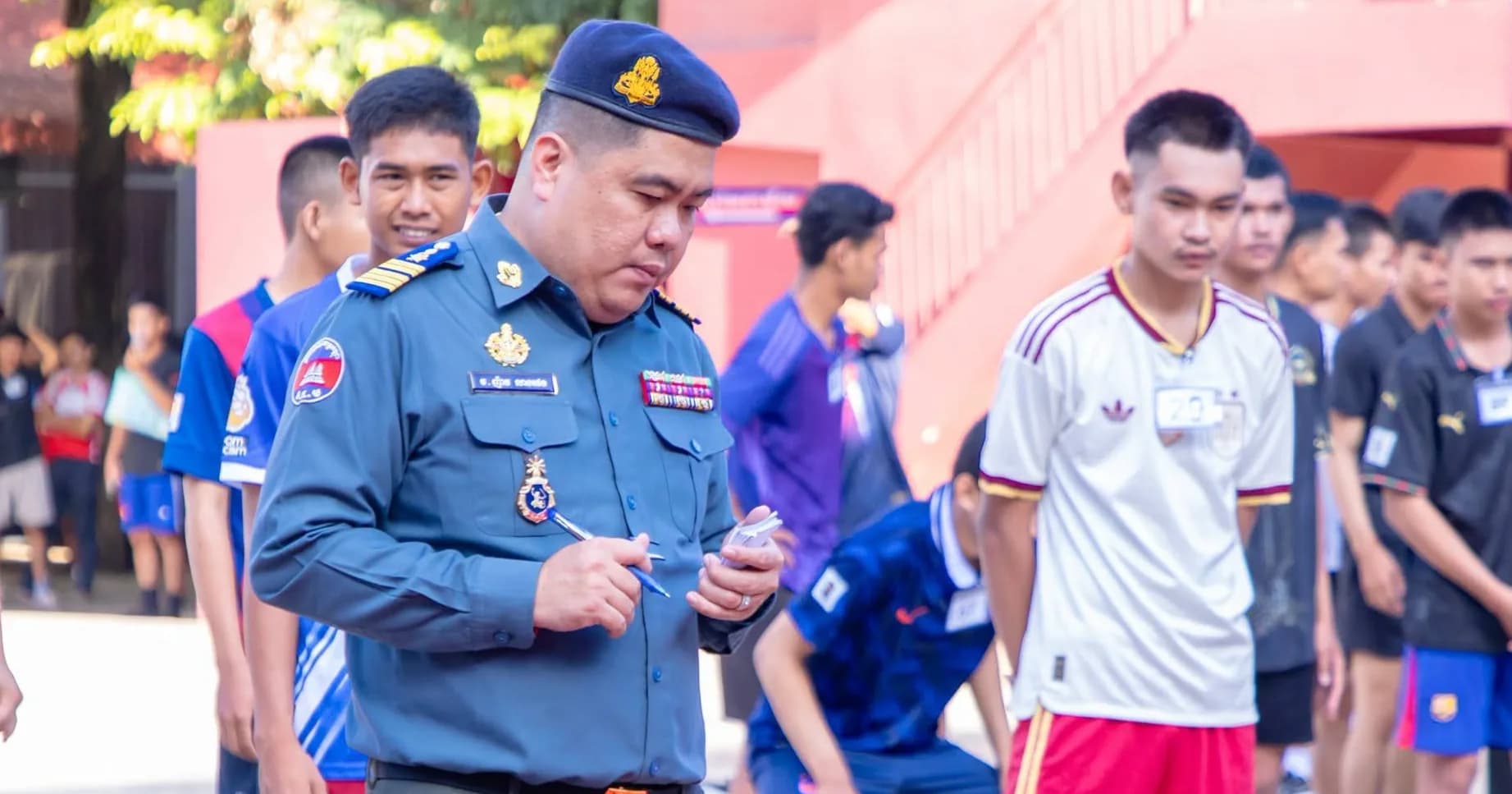 ដំណើការប្រឡងជ្រើសរើសយោធិនកងរាជអាវុធហត្ថលើផ្ទៃប្រទេស ៖ ការពិនិត្យកាយសម្បទា និងតេស្តទឹកមូត្រ នៅបញ្ជាការដ្ឋានកងរាជអាវុធហត្ថខេត្តបន្ទាយមានជ័យ